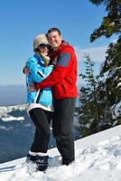 jovem casal na cena de neve do inverno foto