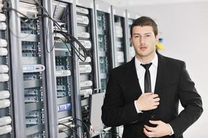 jovem engenheiro de TI na sala do servidor do datacenter foto