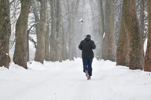 um homem mais velho correndo no beco foto