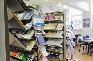 grécia, 2022 - livros na biblioteca foto