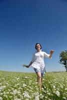 jovem mulher feliz em campo verde foto