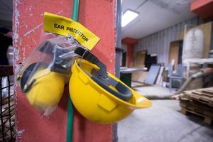 equipamento de segurança padrão capacete amarelo e proteção de orelhas foto