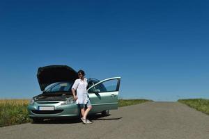 mulher com carro quebrado foto