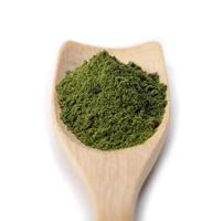 pó de chá verde matcha em colher isolada em fundo branco criativo plano lay, produto orgânico da natureza para saudável com estilo tradicional foto