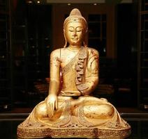 estátua de Buda dourado sentado foto