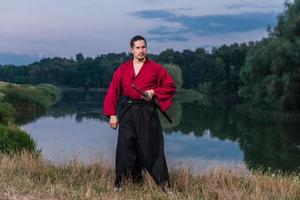 homem em roupa japonesa samurai étnica uniforme com espada katana