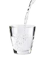derramando água pura fresca em um copo isolado no fundo branco, conceito de hidratação de saúde e beleza foto