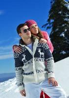 jovem casal na cena de neve do inverno foto