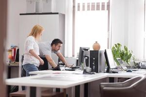 designers em escritório na fabricação de móveis de madeira foto