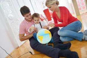 família se diverte com globo foto