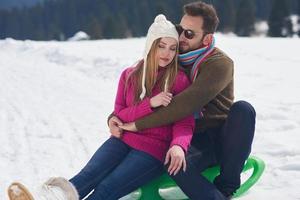 casal jovem romântico nas férias de inverno foto