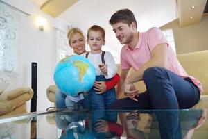 família se diverte com globo foto