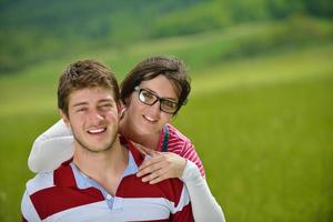 retrato de casal jovem romântico sorrindo juntos ao ar livre foto