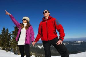 jovem casal na cena de neve do inverno foto