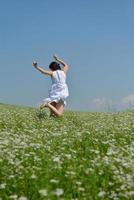 jovem mulher feliz em campo verde foto