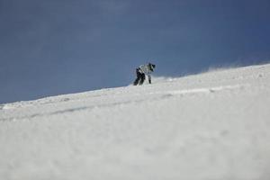 esquiadores na montanha foto