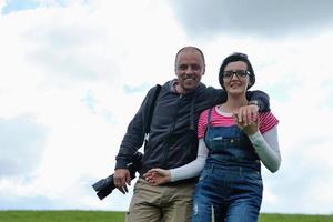 retrato de casal jovem romântico sorrindo juntos ao ar livre foto