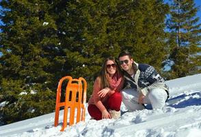 família se divertindo na neve fresca nas férias de inverno foto