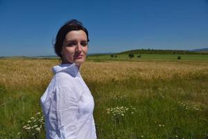 jovem no campo de trigo no verão foto