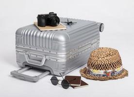 bagagem de viagem com passaporte, câmera, chapéu, brinquedo de avião isolado no fundo branco com espaço de cópia, fundo de conceito de viagem foto