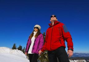 jovem casal de férias de inverno foto