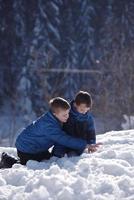 crianças brincando com neve fresca foto