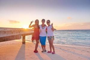 grupo de amigos na bela praia foto