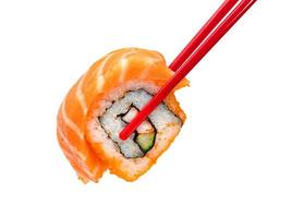 nigiri de salmão de sushi enrolado com pauzinhos vermelhos isolados no fundo branco, comida japonesa foto