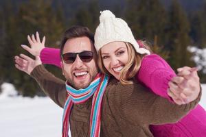 casal jovem romântico nas férias de inverno foto