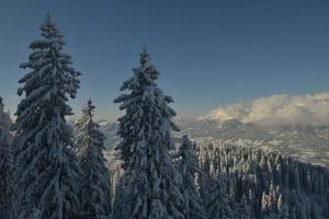 paisagem de montanha do inverno foto