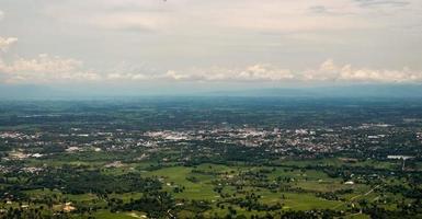 a bela paisagem natural de uma pequena comunidade urbana e nevoeiro na estação chuvosa da tailândia. foto