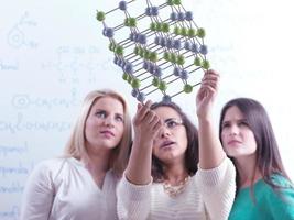 grupo de adolescentes na escola foto