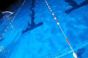 nadando na piscina coberta foto
