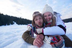 casal jovem romântico nas férias de inverno foto