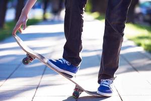 skate pulando na calçada foto