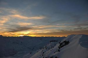 montanha neve pôr do sol foto