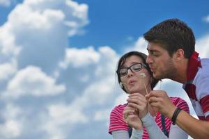 retrato de casal jovem romântico sorrindo juntos ao ar livre foto