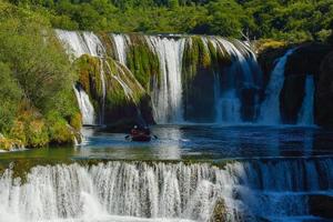 vista de uma cachoeira foto