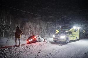 acidente de carro na estrada escorregadia de inverno à noite foto