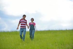 retrato de casal jovem romântico sorrindo juntos ao ar livre foto