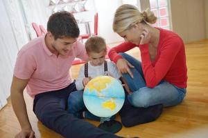 família se diverte com globo foto