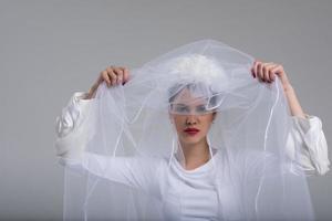 jovem noiva em um vestido de noiva com um véu foto