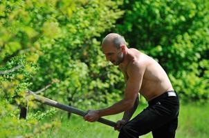 homem trabalho de jardim foto