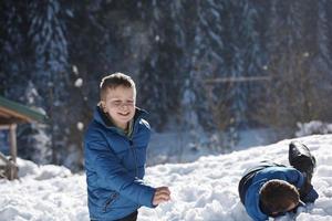 crianças brincando com neve fresca foto