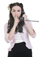 menina bonita falando no telefone antigo foto