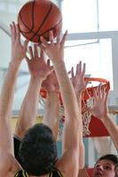 jogando basquete vista foto