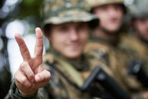 soldados militares em campo foto