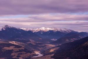 vista para as montanhas de inverno foto