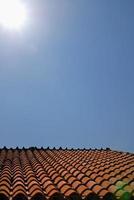 telhado e céu azul foto