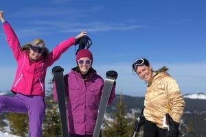 diversão de temporada de inverno com grupo de meninas foto